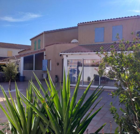 Villa tout confort à 500m de la plage, Clim, WIFI, parking, piscine